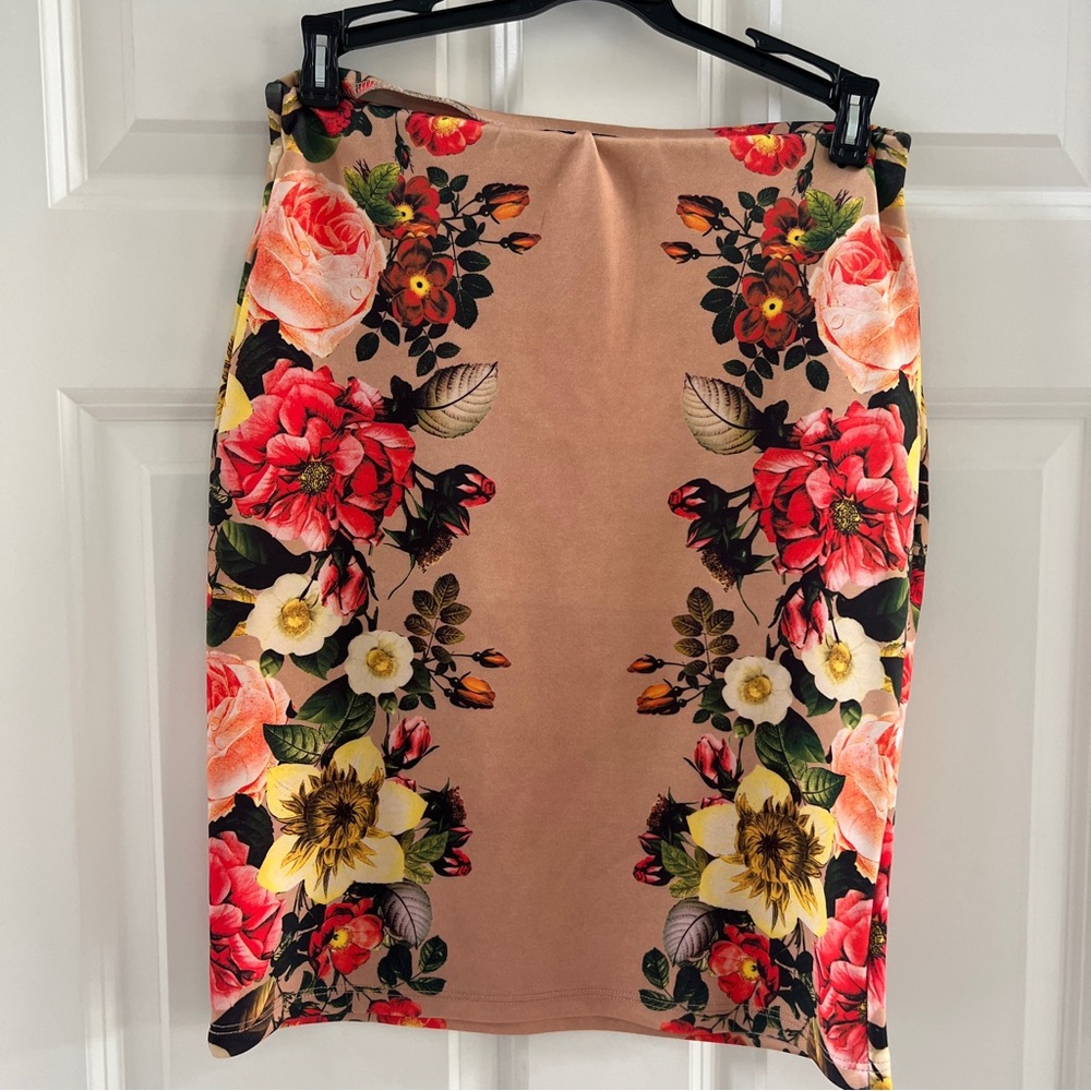 Forever 21 stretch tan floral mini skirt Medium